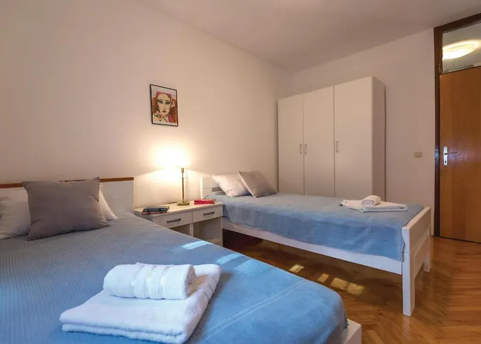 Two-bedroom In Daire Ploce (Dubrovnik-Neretva)